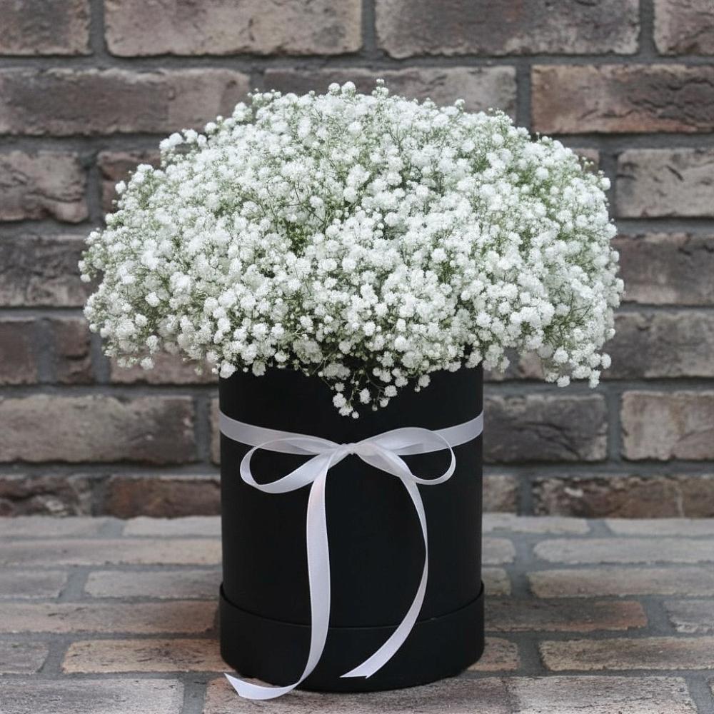 Цветочная композиция из Гипсофила в шляпной коробке в Чепигинской