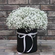 Цветочная композиция из Гипсофила в шляпной коробке в Чепигинской
