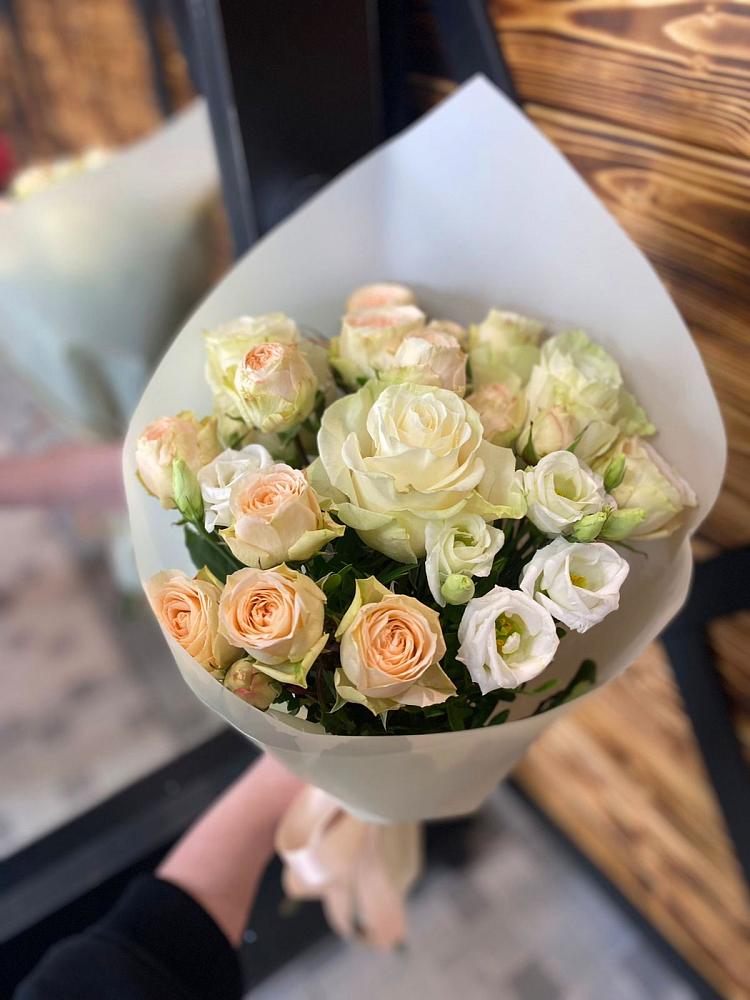 Букет цветов из: Розы и Лизиантусы в Чепигинской